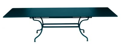 Ausgezogener Romane Tisch von Fermob, ein großer, blauer Gartentisch für den Außenbereich.